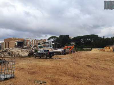Questa mattina infatti le ruspe hanno demolito la struttura color beige...